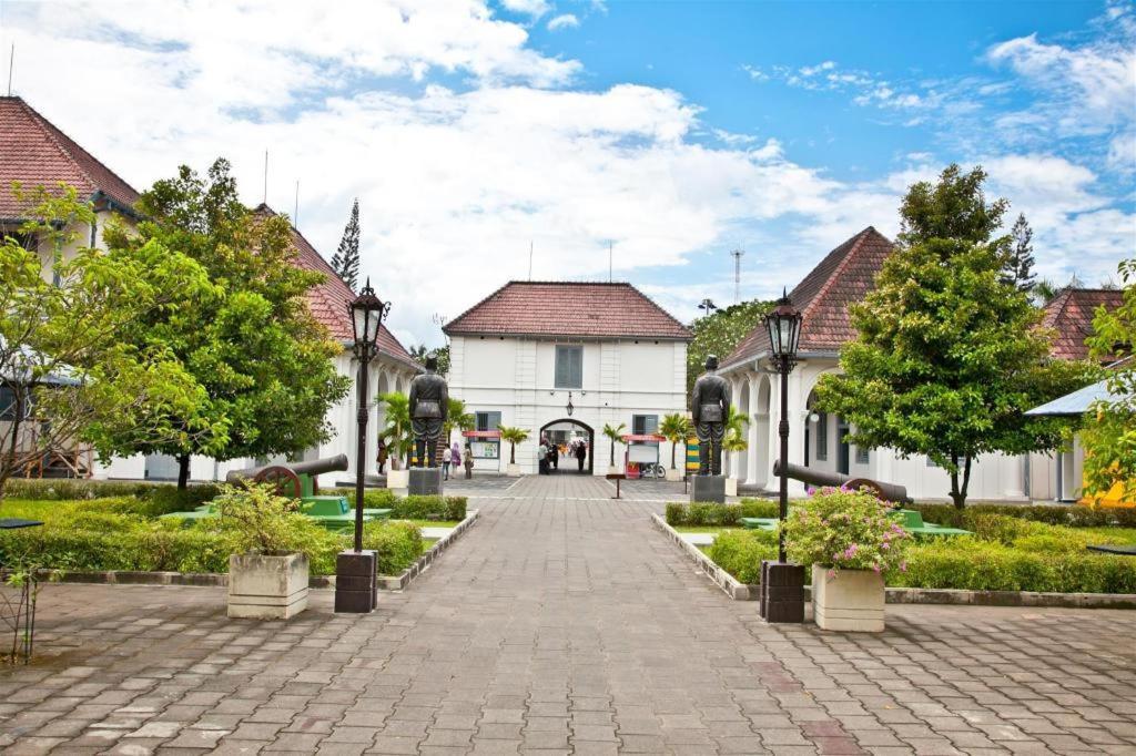 Malioboro Garden Hotel Джокьякарта Экстерьер фото