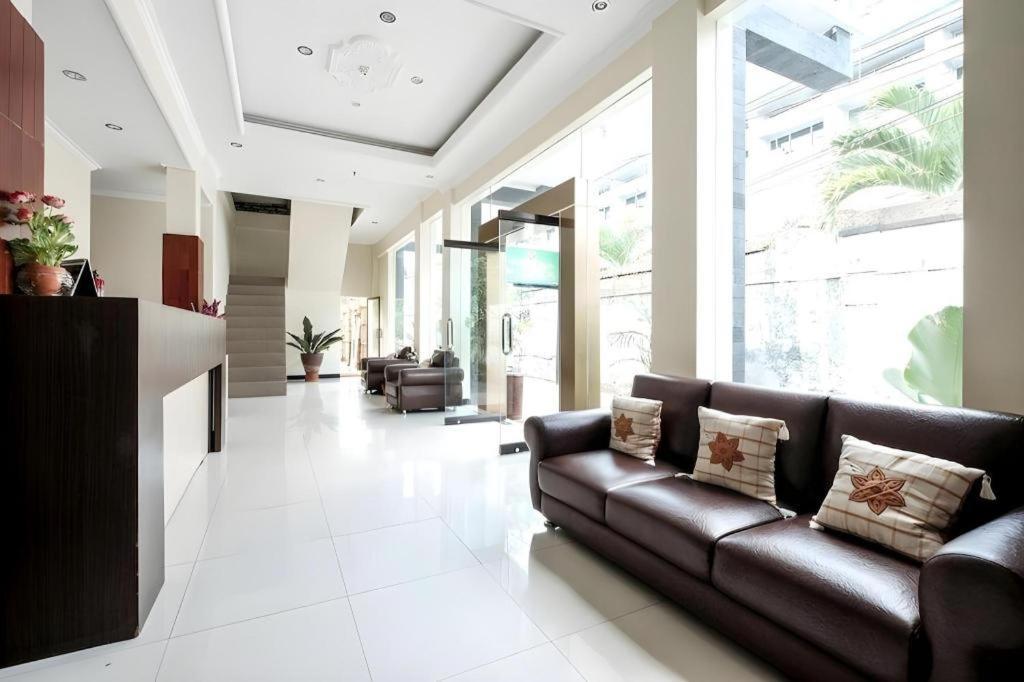 Malioboro Garden Hotel Джокьякарта Экстерьер фото