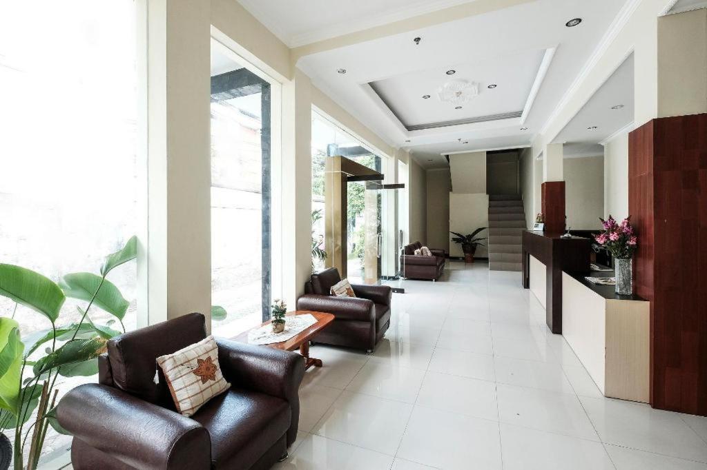 Malioboro Garden Hotel Джокьякарта Экстерьер фото